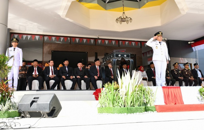 Foto Momen saat Wakil Bupati H. Moh. Edwin Hadiwijaya Bertindak Sebagai Inspektur Upacara HUT RI Ke-80 di Halaman Kantor Bupati Lotim pada Minggu (17/8/2025) (Prokopim)